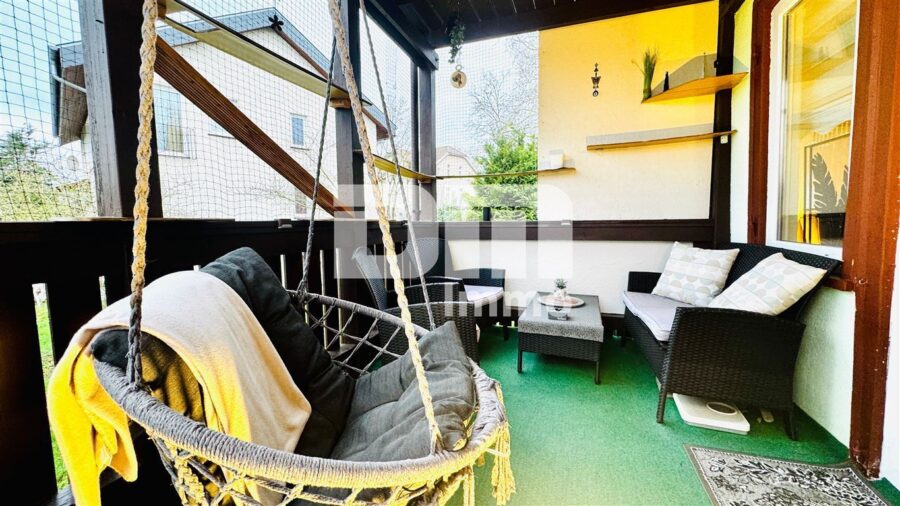 Schönes Ein- bis Zweifamilienhaus mit Gartenbereich, Terrasse + Balkon und Doppelgarage - EG Balkon / Zugang Gartenbereich
